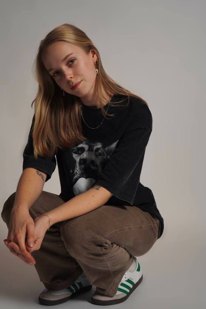 Als jonge audiovisuele maker, gedreven door nieuwsgierigheid en passie, leg ik de wereld om me heen vast. Met een achtergrond in de journalistiek en een brede interesse in maatschappelijke thema’s, ben ik altijd op zoek naar échte verhalen: verhalen die raken, overtuigen of aanzetten tot verandering. Die verhalen vertel ik in zowel stilstaand als bewegend beeld. Van fotografie tot film, en alles daartussenin én erbuiten.